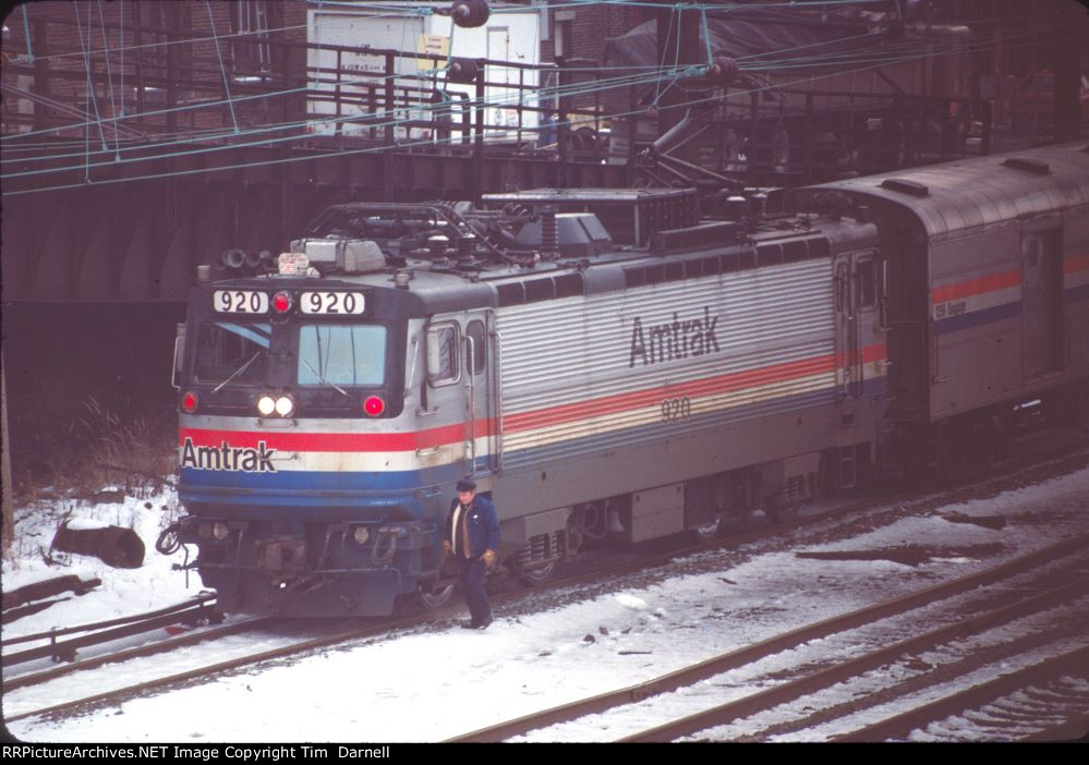 AMTK 920 delivering baggage cars